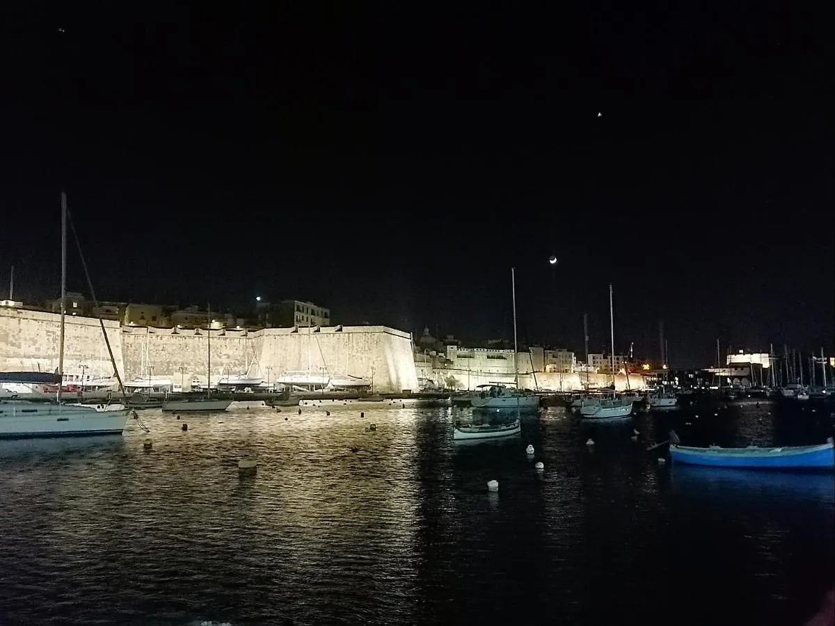 Vittoriosa Seafront Highly Furnished Apartment Fl 4 0*, Birgu