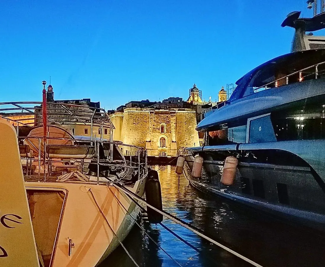Vittoriosa Seafront Highly Furnished Apartment Fl 4